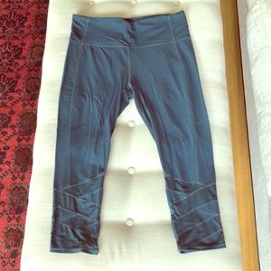 Athlete leggings with mesh cut-outs